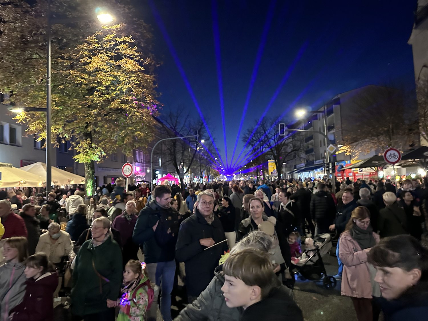 Menschenmenge und blaue Lichtinstallation in der Innenstadt