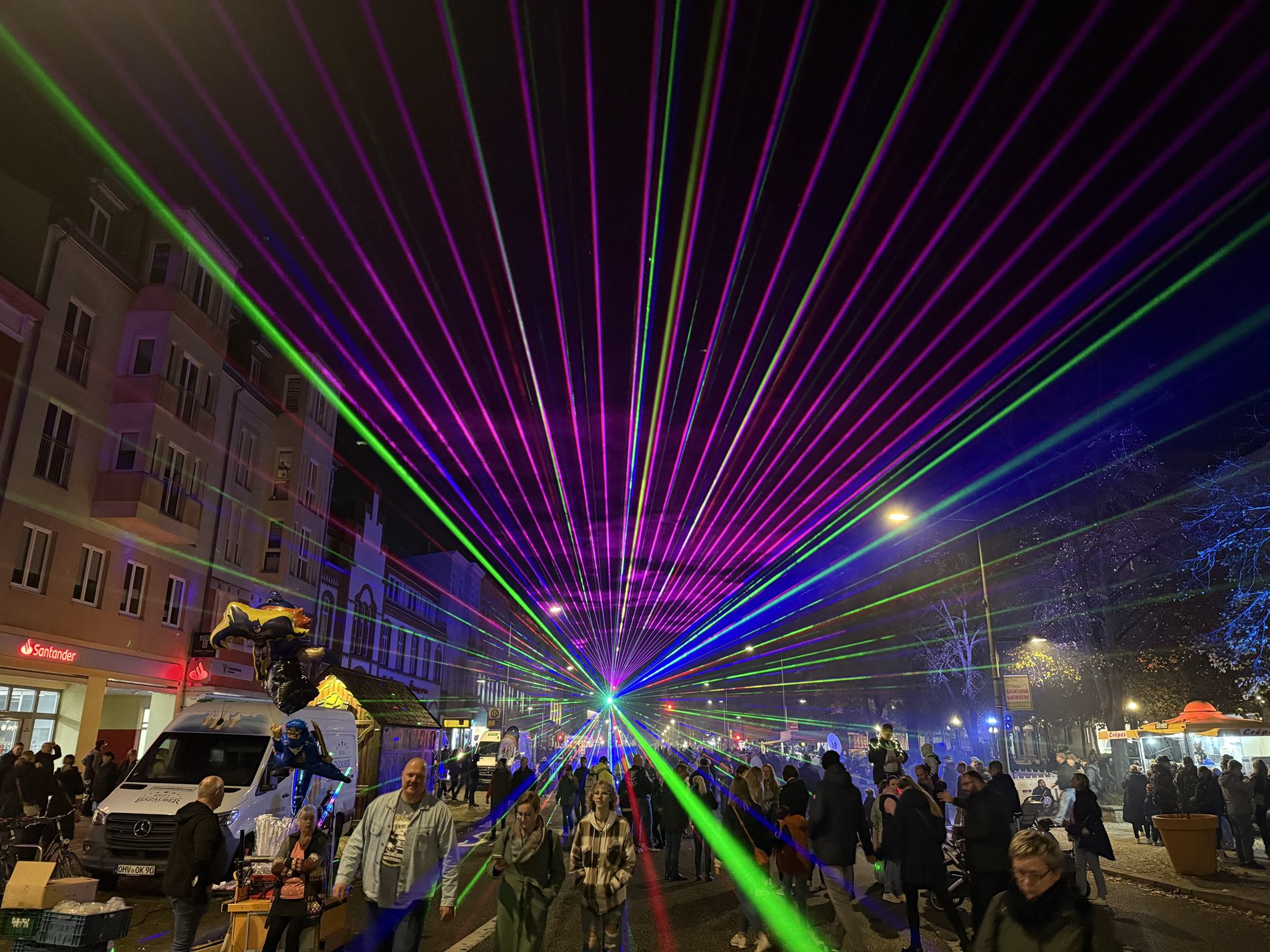 Bunte Laserstrahlen über der vollen Oranienburger Innenstadt